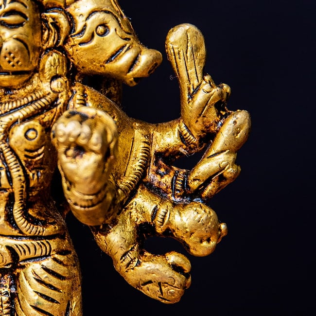パンチャムキ・ハヌマーン 五面ハヌマーン ハヌマン 立像 Panchamukhi Hanuman ブラス製 高さ:約13cm 10 - 反対側の手。全部で10本・5対の腕があります。