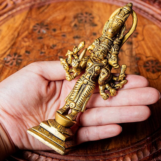 パンチャムキ・ハヌマーン　五面ハヌマーン　ハヌマン　立像　Panchamukhi Hanuman ブラス製　高さ：約13cm 16 - 手を添えてみた感じです。このくらいのサイズ感になります