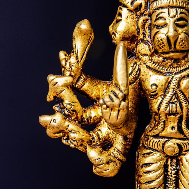 パンチャムキ・ハヌマーン 五面ハヌマーン ハヌマン 立像 Panchamukhi Hanuman ブラス製 高さ:約13cm 9 - 手には沢山の武器を持っています