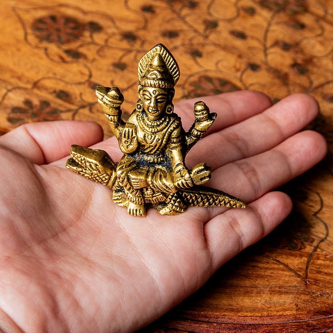 ガンガー　ガンジス河の女神　Ganga ブラス製　高さ：約5.5cm 11 - 手のひらに載せてみました。このくらいのサイズ感になります。