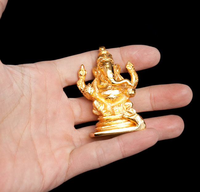 輝くゴールデンガネーシャ像【6cm】 5 - サイズ比較のために、手に持ってみました