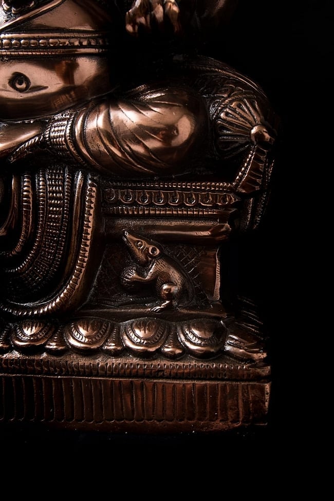 座りガネーシャ[54cm] 7 - 台座にはガネーシャの乗り物、ねずみが彫り込まれています。