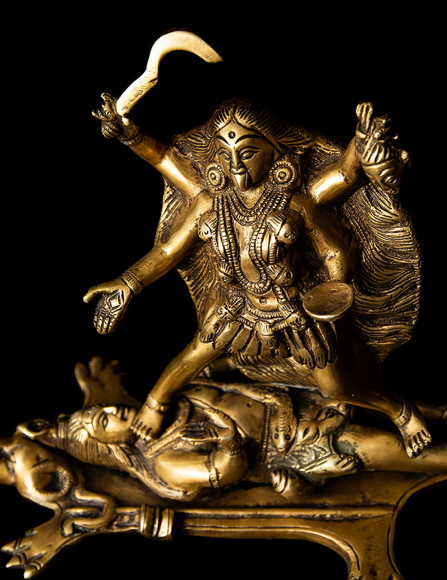 シヴァ神の腹の上で踊るカーリー[20cm] 5 - 別の斜め前のアングルから撮影しました