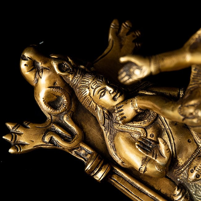 シヴァ神の腹の上で踊るカーリー[20cm] 6 - 踏みつけにされているシヴァの様子です。