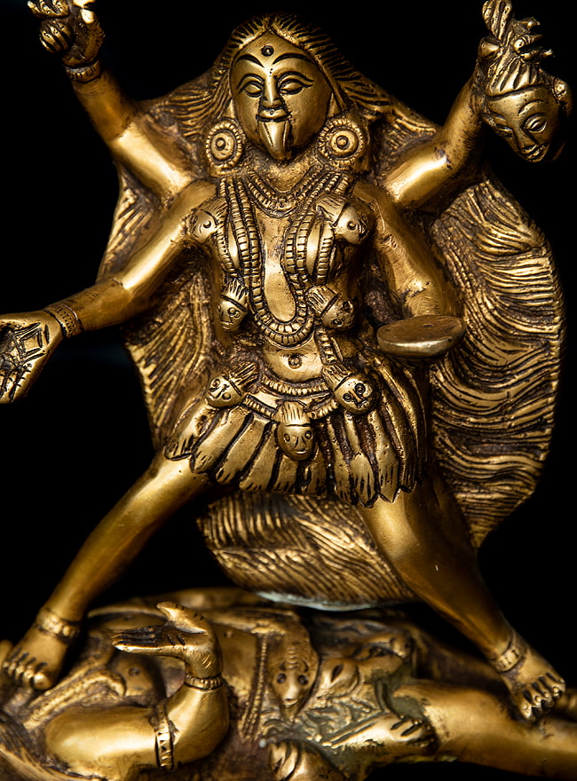 シヴァ神の腹の上で踊るカーリー[20cm] 7 - 力強くも女性的な造形がほどこされています。