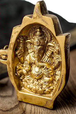 手に包まれたラクシュミとガネーシャ - サブ2