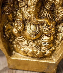 手に包まれたラクシュミとガネーシャ - サブ3