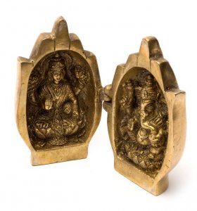 手に包まれたラクシュミとガネーシャ