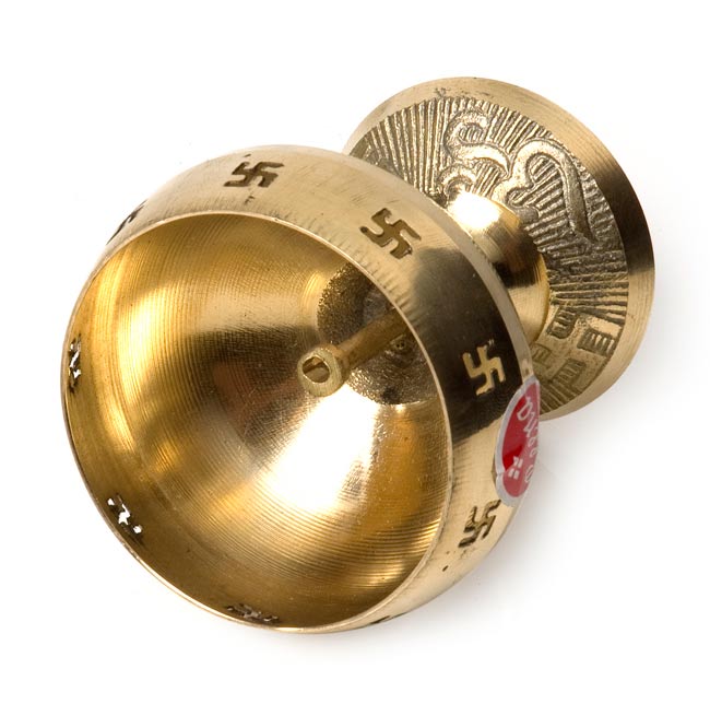 卍のランプシェード 【14cm】 2 - 中の写真です。中に油を入れ、灯心(コットンが良いですが、ティッシュをこよりにしたものでも可)に火をつけるだけでオイルランプとして使えます