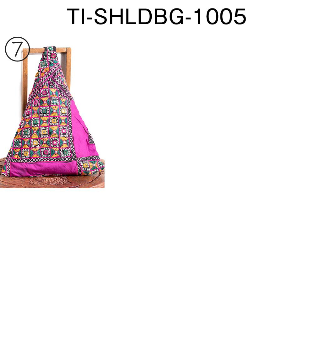 〔一点もの〕カッチ刺繍の三角ショルダーバッグ6枚目の説明写真です