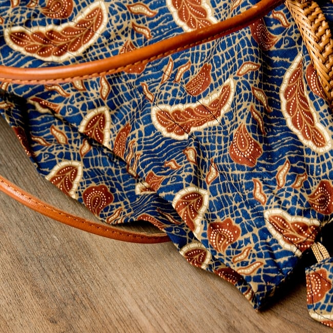 アタかご 巾着バッグ  ココナッツボタン付き 発祥の地トゥガナン村で手作り【約13cm x 27cm】 10 - 色々な色合いがありますが、どちらもいい雰囲気です。
