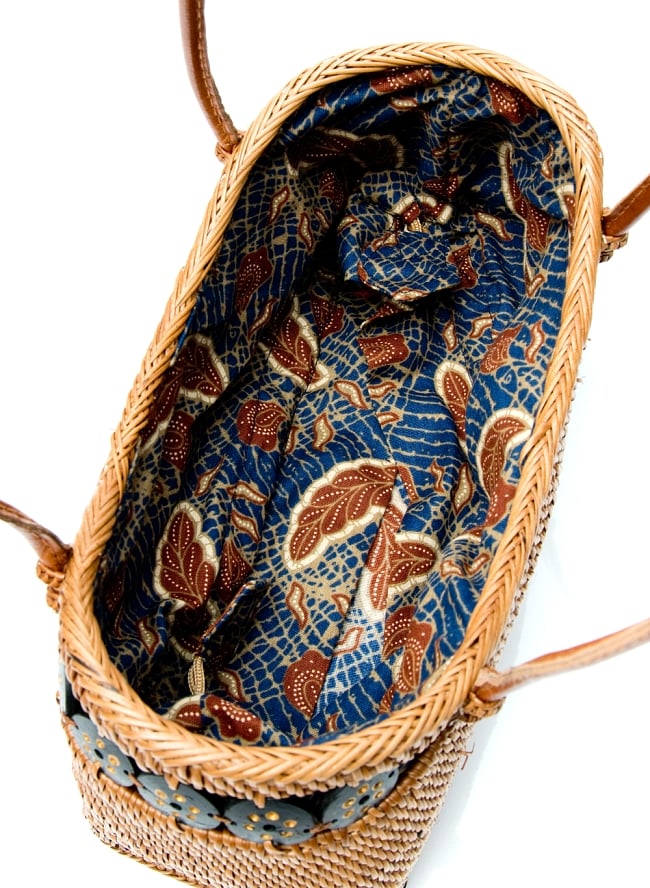 アタかご 巾着バッグ  ココナッツボタン付き 発祥の地トゥガナン村で手作り【約13cm x 27cm】 11 - バッグの中です。見やすいように巾着を内側に入れて撮影しています。