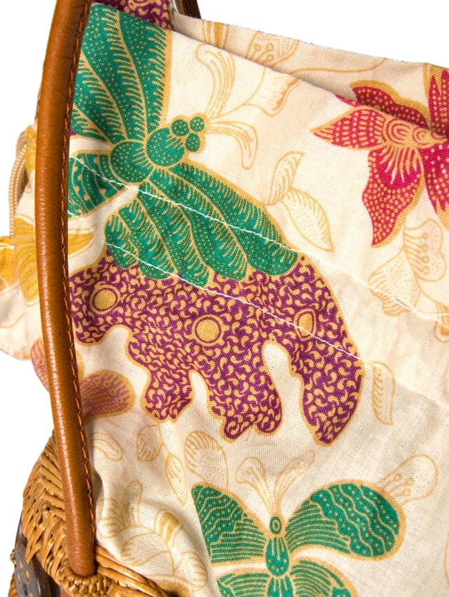 トゥガナン村のアタ バッグの商品写真 5枚目 バティック部分を伸ばした状態で撮影してみました。それぞれ使われている生地の部分は異なりますが、どれもかわいいですよ!