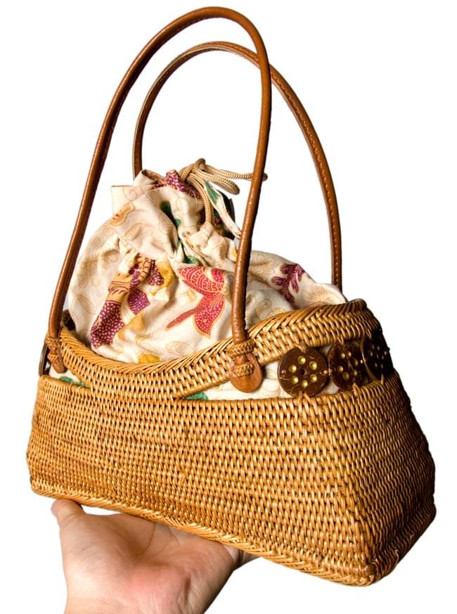 トゥガナン村のアタ バッグの商品写真 6枚目 手に乗せて、サイズを比較してみました