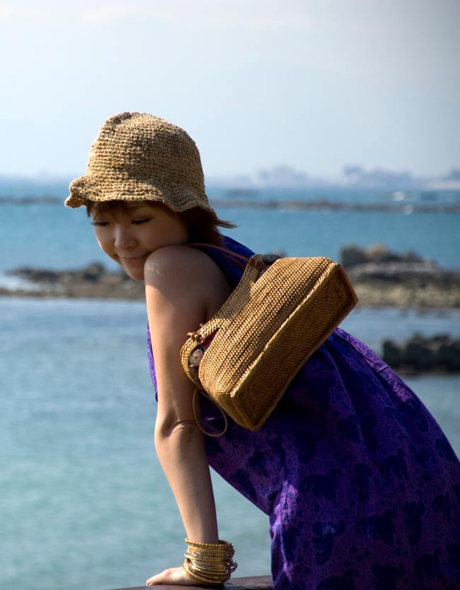 トゥガナン村のアタ バッグの商品写真 7枚目 モデルさんの使用例です