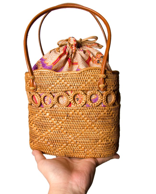 トゥガナン村のアタ バッグ 6 - 手に乗せて、サイズを比較してみました