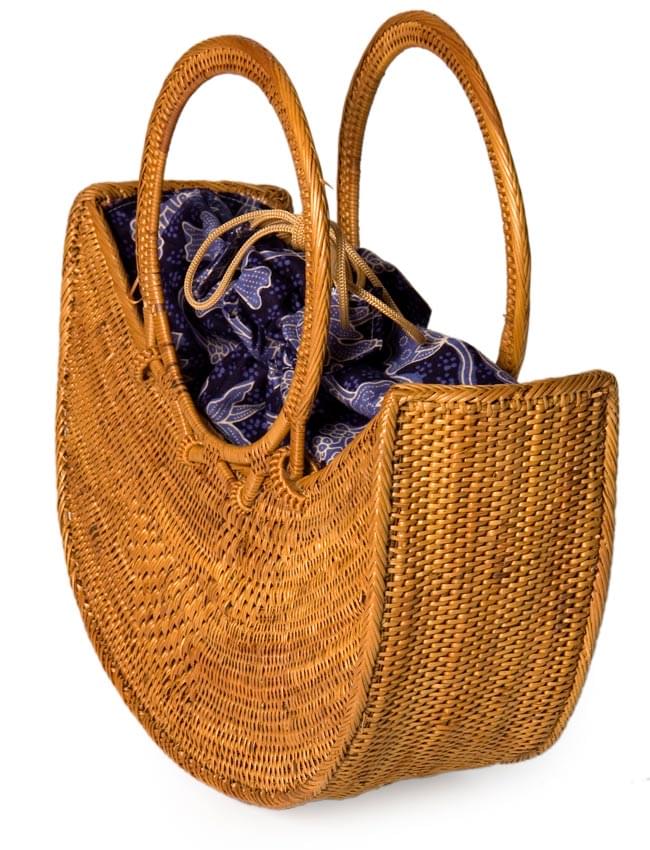 アタかご巾着付き月型バッグ 発祥の地トゥガナン村で手作り【約31cm x 29cm 】の商品写真 2枚目 別の角度から写してみました