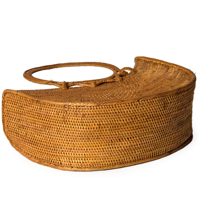 アタかご巾着付き月型バッグ 発祥の地トゥガナン村で手作り【約31cm x 29cm 】の商品写真 3枚目 裏面も丁寧に作られています