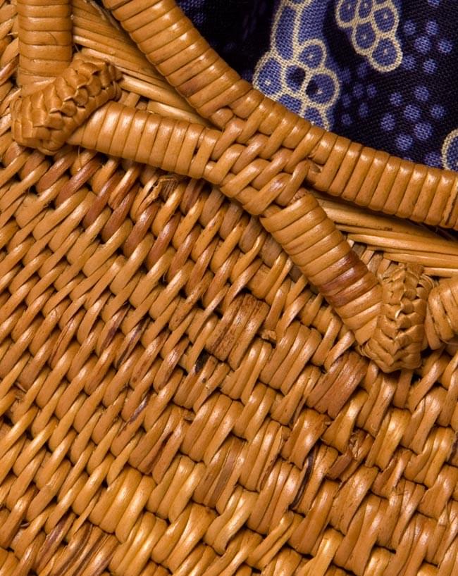 アタかご巾着付き月型バッグ 発祥の地トゥガナン村で手作り【約31cm x 29cm 】の商品写真 4枚目 一目一目、丁寧に編まれています