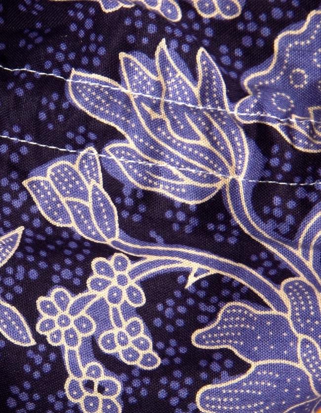 アタかご巾着付き月型バッグ 発祥の地トゥガナン村で手作り【約31cm x 29cm 】の商品写真 5枚目 バティック部分を伸ばした状態で撮影してみました。それぞれ使われている生地の部分は異なりますが、どれもかわいいですよ!