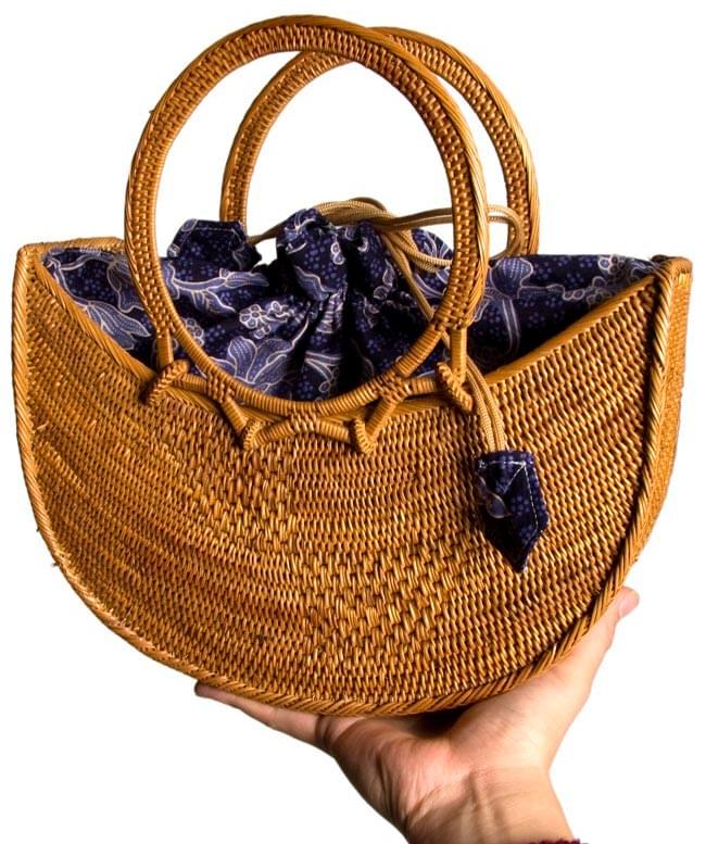 アタかご巾着付き月型バッグ 発祥の地トゥガナン村で手作り【約31cm x 29cm 】の商品写真 6枚目 手に乗せて、サイズを比較してみました