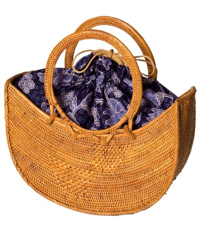 アタかご巾着付き月型バッグ 発祥の地トゥガナン村で手作り【約31cm x 29cm 】の商品写真 1枚目 正面から撮影しました