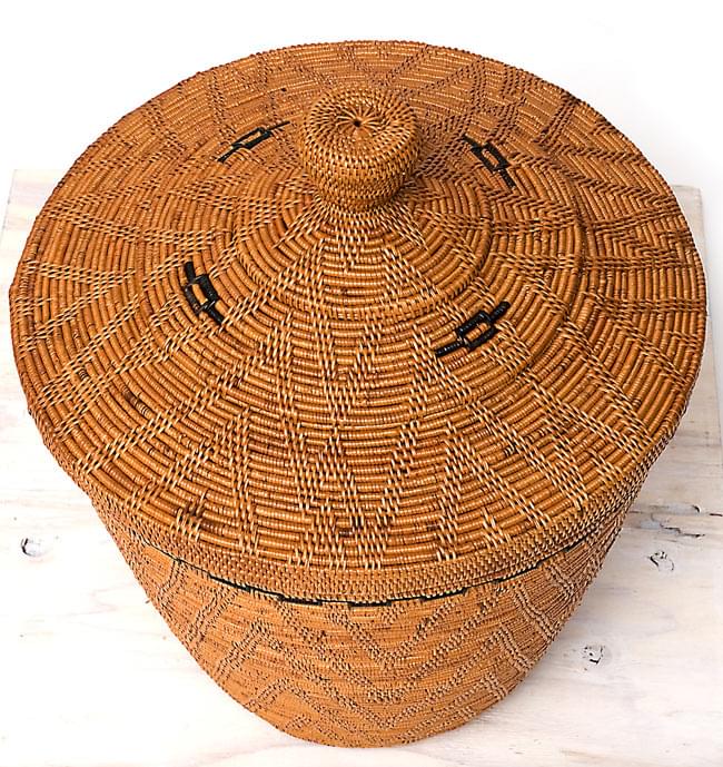 トゥガナン村の蓋付き収納アタバスケット - 大(約41cm x 51cm) 2 - 斜め上から見下ろしてみました。