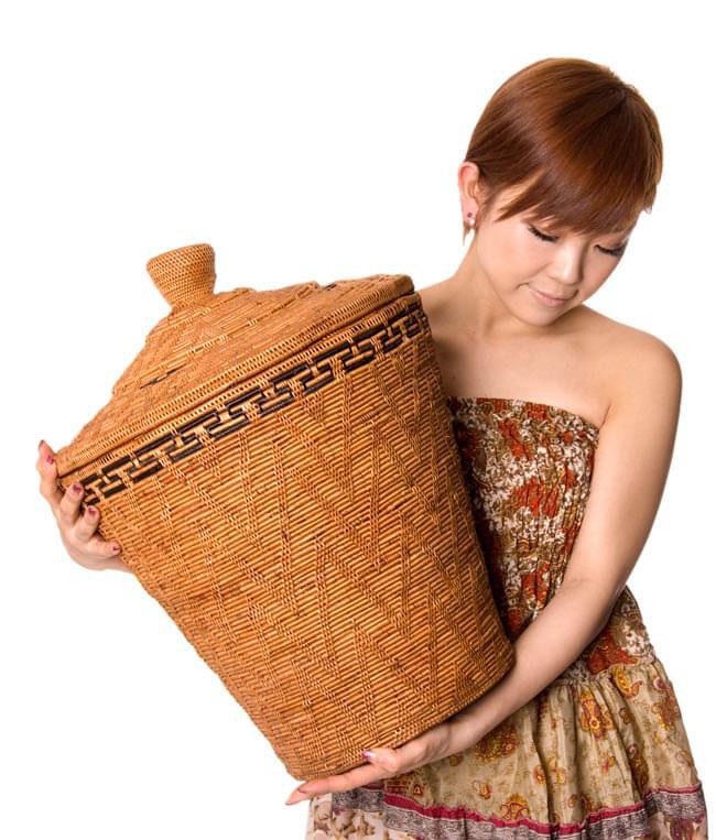 トゥガナン村の蓋付き収納アタバスケット - 大(約41cm x 51cm) 8 - ほとんど同じ大きさの籠を、モデルさんに抱えてもらいました。大きさがお分かりになることと思います