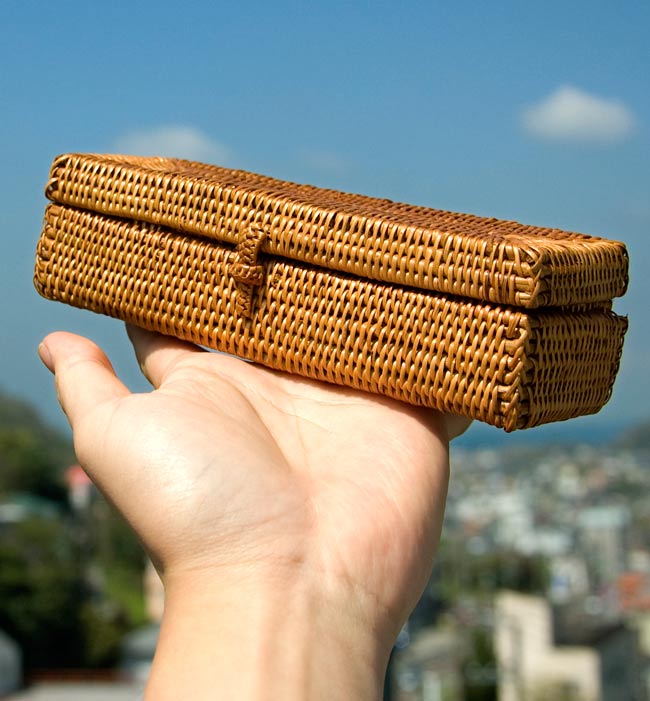 トゥガナン村のアタ バスケットボックス【約19.5cm×約6.5cm】 5 - サイズを感じて頂く為、手に持ってみました。陽の光によく映えます!