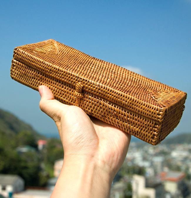 トゥガナン村のアタ バスケットボックス【約20cm×約11cm】 6 - サイズを感じて頂く為、手に持ってみました。陽の光によく映えます!