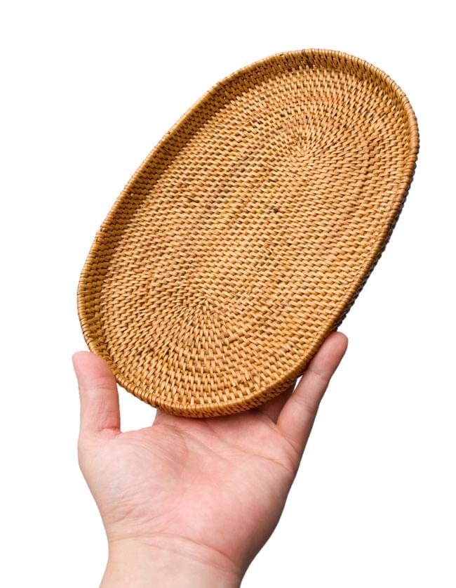 トゥガナン村のアタ 楕円薄小皿 【24cm×15cm】 6 - 手に取るとこれくらいの大きさです。