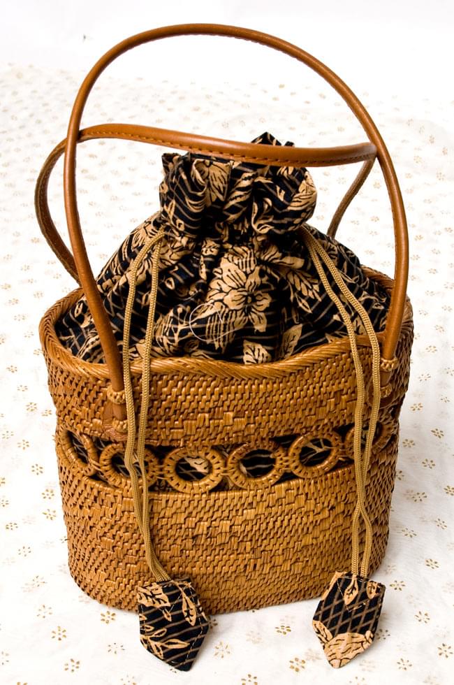 アタかご 巾着バッグ ココナッツボタン付き 発祥の地トゥガナン村で手作り【約19cm x 19.5cm】 7 - 持ち手の部分もしっかりと作られています