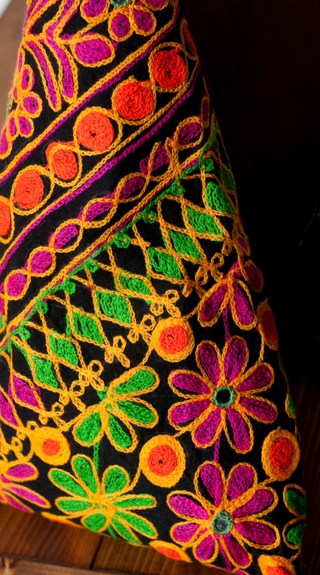 〔一点もの〕カッチ刺繍の三角ショルダーバッグ 2 - 横からの拡大写真です。カッチ刺繍のオールドファブリックを用いて作られているので、とても雰囲気があります。