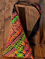 〔一点もの〕カッチ刺繍の三角ショルダーバッグの商品写真