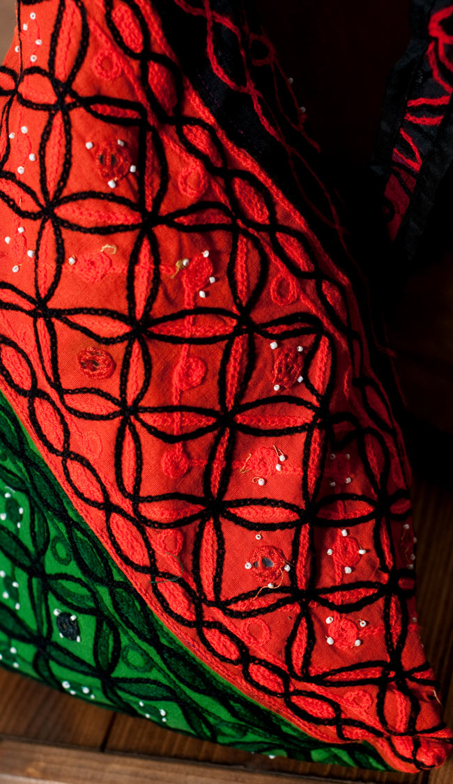 〔一点もの〕カッチ刺繍の三角ショルダーバッグ 2 - 横からの拡大写真です。カッチ刺繍のオールドファブリックを用いて作られているので、とても雰囲気があります。