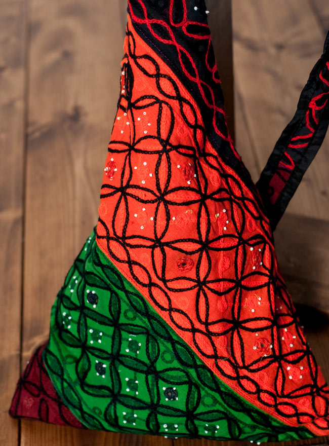 〔一点もの〕カッチ刺繍の三角ショルダーバッグ 3 - 正面からの写真です