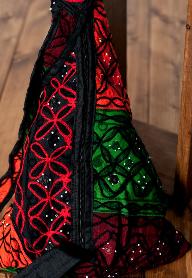 〔一点もの〕カッチ刺繍の三角ショルダーバッグ 4 - 裏面の写真です。身につけたときに、こちらが身体側にくるようになっています。収納は大きなファスナーが付いていて入れやすいです。