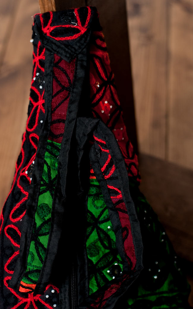 〔一点もの〕カッチ刺繍の三角ショルダーバッグ 5 - ショルダー部分は、見える方にバッグと同じ刺繍が施されております。また、オールドファブリックを使用し手作りしている為、とても雰囲気があるのですが、どうしてもホツレや一部ミラーの無い部分、欠けなどがある場合がございます。予めご了承のほどお願いいたいします。