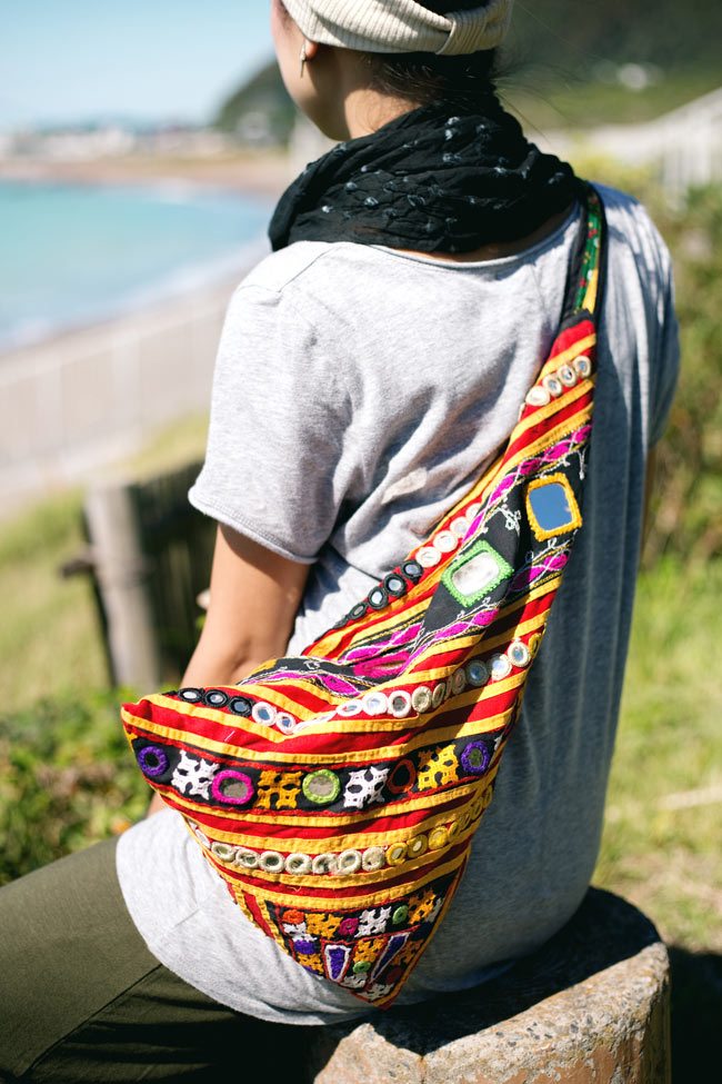 〔一点もの〕カッチ刺繍の三角ショルダーバッグ 6 - モデルさんが同ジャンル品を着けたところです。ちょうど良いサイズ感で、刺繍がとても素敵です。