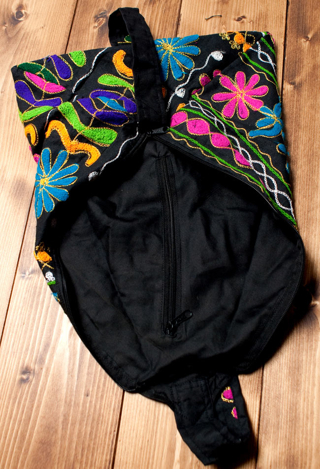 〔一点もの〕カッチ刺繍の三角ショルダーバッグ 7 - 収納はこのように大きく開くようになっております