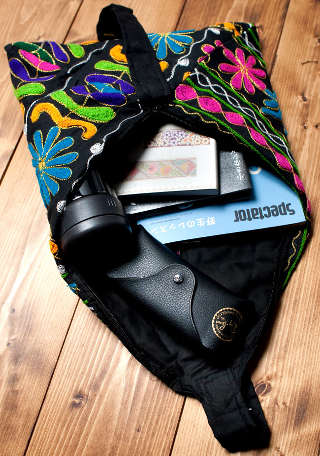 〔一点もの〕カッチ刺繍の三角ショルダーバッグ 8 - 意外とたくさん入ります。コットン生地で作られているので重すぎると型崩れしてしまいますが、普段必要な財布やメガネなど日常品は問題なく入ります。