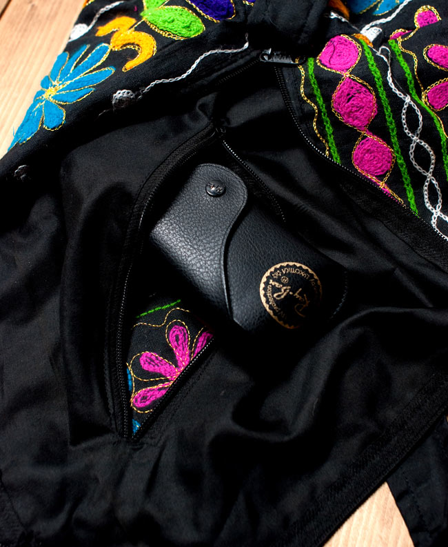 〔一点もの〕カッチ刺繍の三角ショルダーバッグ 9 - 中にもファスナー収納がついています。こちらの収納は裏地にそのまま入るようになっているインド式。ご使用の際は軽い物のみを入れるようにしてください。