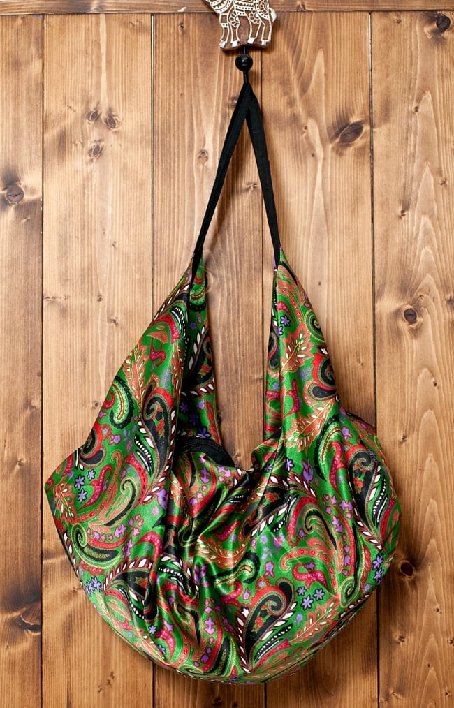 インドのサテンビッグショルダーバッグ - ペイズリー緑の写真1枚目です。たくさん入るのでとっても便利です！光沢のある質感が上品な印象を与えてくれますね。ショルダーバッグ,サテン バッグ,旅行 バッグ,2WAY バッグ,ペイズリー,更紗,唐草