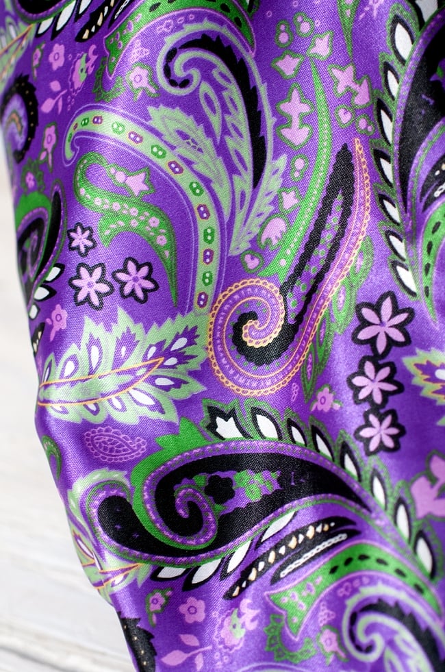 インドのサテンビッグショルダーバッグ - ペイズリー紫 4 - 拡大写真です。肌触りもツルツルしていて気持ちが良い生地です。