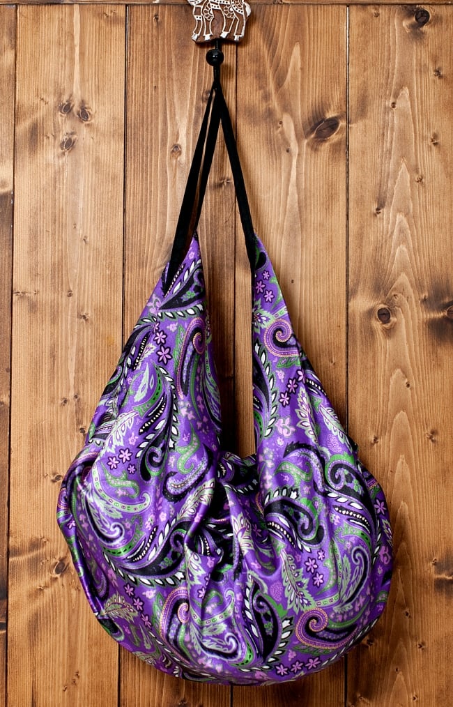 インドのサテンビッグショルダーバッグ - ペイズリー紫の写真1枚目です。たくさん入るのでとっても便利です！光沢のある質感が上品な印象を与えてくれますね。ショルダーバッグ,サテン バッグ,旅行 バッグ,2WAY バッグ,ペイズリー,更紗,唐草