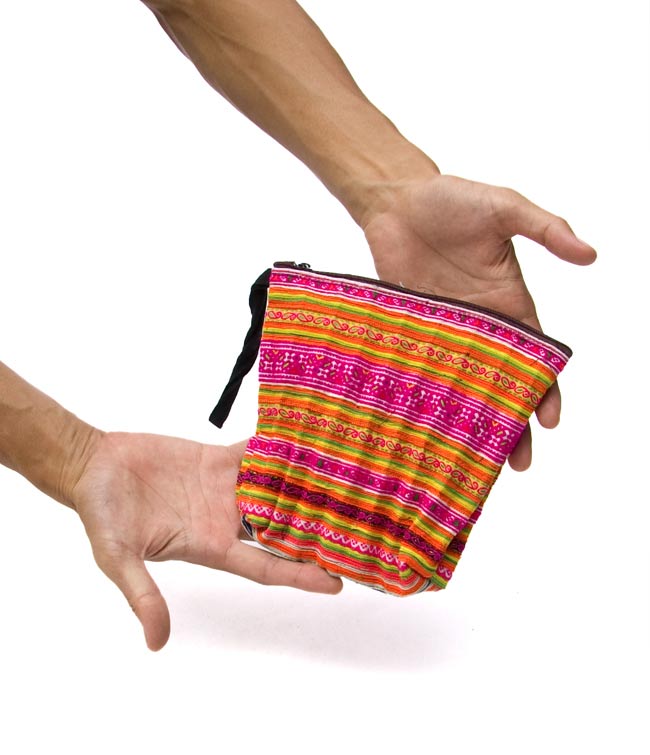 モン族の小物ポーチ 4 - 手に持ってみました。こちらの写真は、同ような大きさのものを持ったものです。