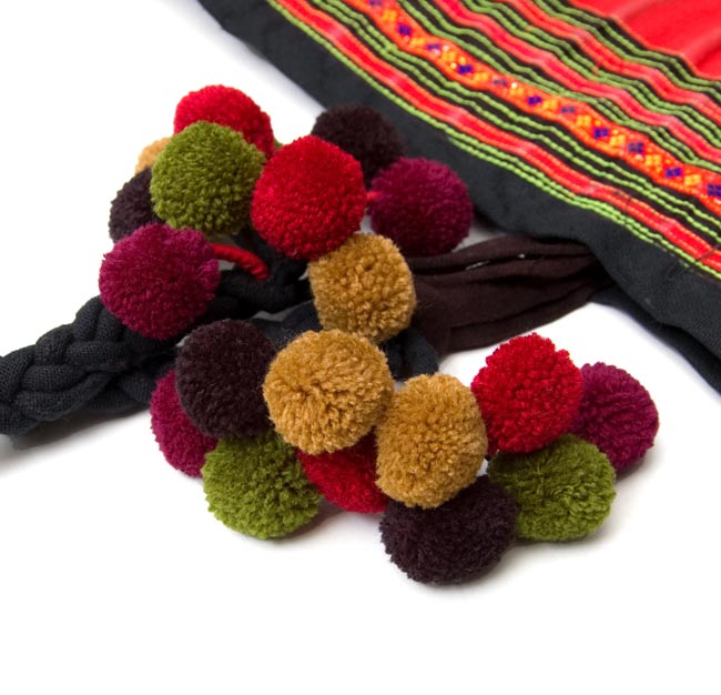 タイ山岳民族の大きなバッグ 4 - 持ち手には、フェルトのマルマルが沢山付いていてとてもかわいいですね。この写真は、同じ形の別の商品を撮影したものです。