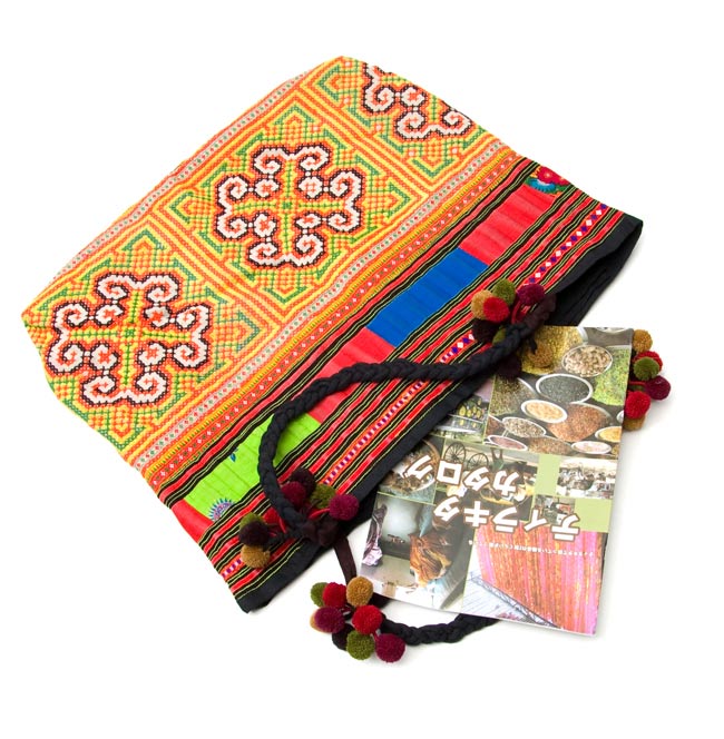 タイ山岳民族の大きなバッグ 5 - ティラキタカタログが楽々入ります。この写真は、同じ形の別の商品を撮影したものです。