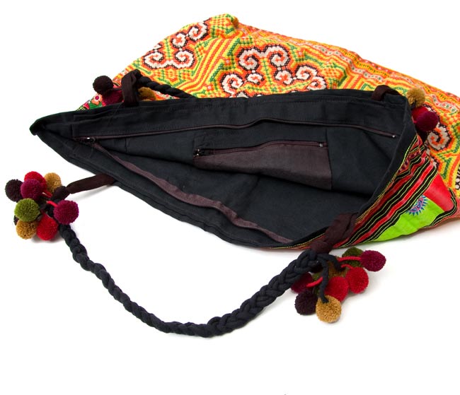 タイ山岳民族の大きなバッグ 6 - 入口はファスナー付きで、中が丸見えになりません。この写真は、同じ形の別の商品を撮影したものです。