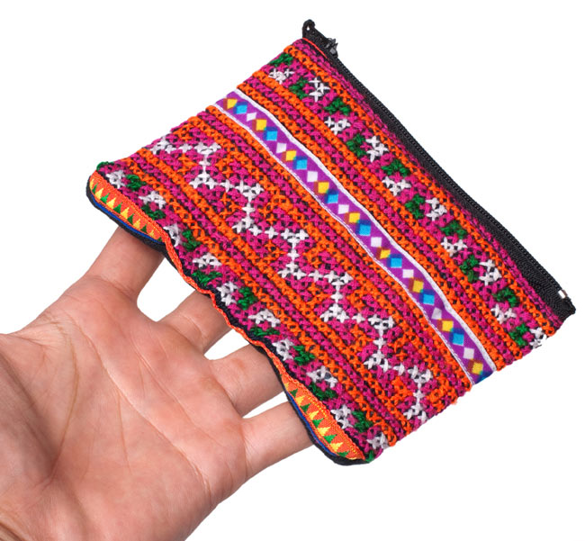 【アソート】モン族の小物入れ 6 - サイズ比較のため、手と一緒に撮影しました